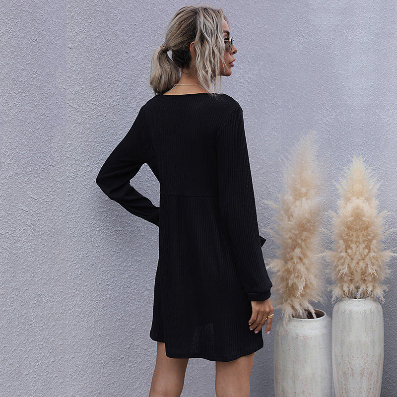 Damen Geripptes Strickkleid mit V-Ausschnitt, Knopfleiste und aufgesetzten Taschen Nord Taschen