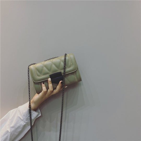 Damen Clutch mit stilvoller Steppverarbeitung und abnehmbarem Kettenriemen Nord Taschen