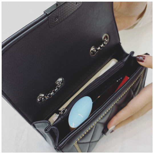 Damen Clutch mit stilvoller Steppverarbeitung und abnehmbarem Kettenriemen Nord Taschen