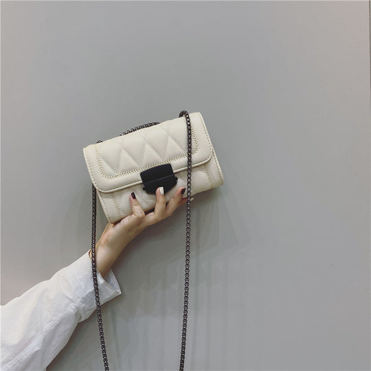 Damen Clutch mit stilvoller Steppverarbeitung und abnehmbarem Kettenriemen Nord Taschen
