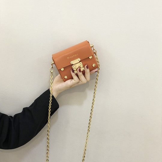Damen Clutch Tasche mit goldenen Nieten und elegantem Kettenriemen Nord Taschen
