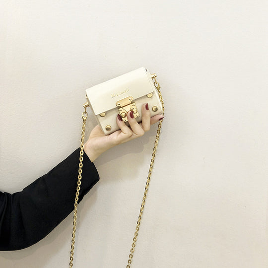 Damen Clutch Tasche mit goldenen Nieten und elegantem Kettenriemen Nord Taschen