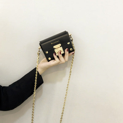 Damen Clutch Tasche mit goldenen Nieten und elegantem Kettenriemen Nord Taschen