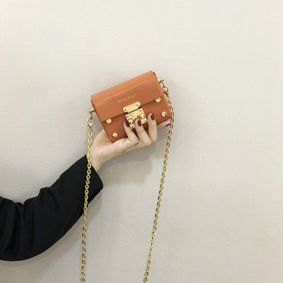 Damen Clutch Tasche mit goldenen Nieten und elegantem Kettenriemen Nord Taschen