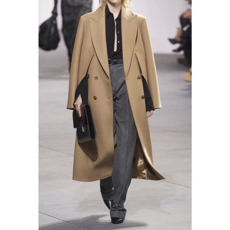 Damen Doppelreihiger Wollmantel mit taillierter Silhouette und markantem Reverskragen Nord Taschen