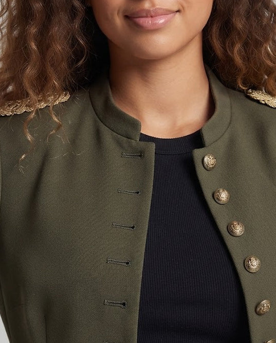 Damen Cropped Paradejacke mit goldenen Epauletten und dekorativen Knotenbesätzen Nord Taschen