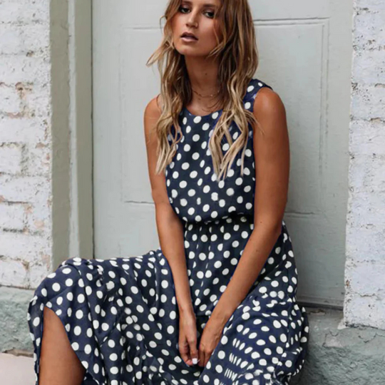 Schwarzes Polka Dot Midikleid für Einen Retro Chic Look