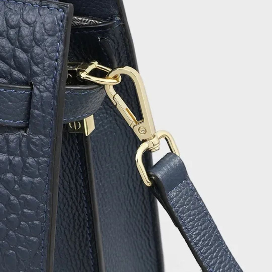 Nord Taschen | Handtasche für Damen - Großzügige Tasche mit strukturiertem Design und dekorativem Schleifenanhänger