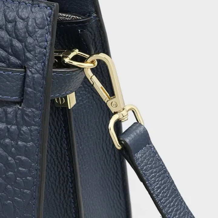 Nord Taschen | Handtasche für Damen - Großzügige Tasche mit strukturiertem Design und dekorativem Schleifenanhänger