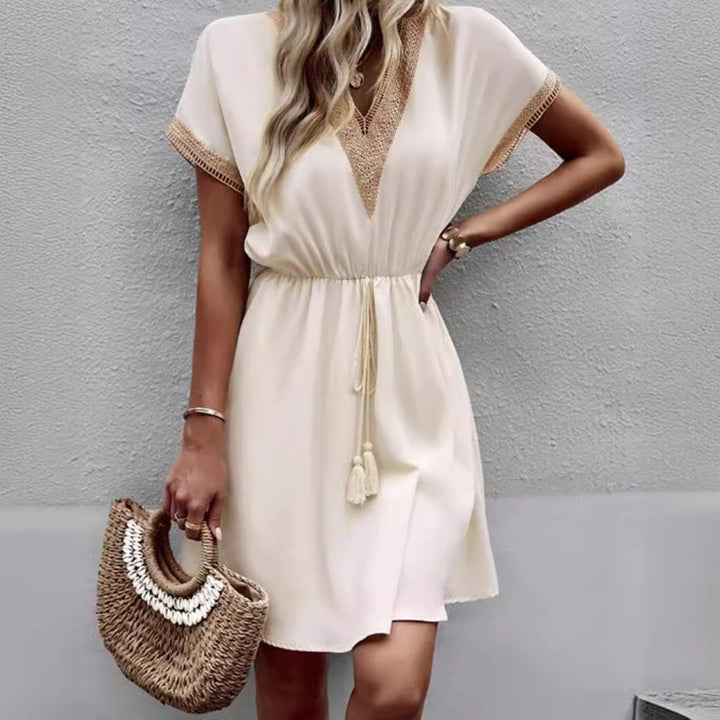 Kleid mit V-Ausschnitt aus Spitze