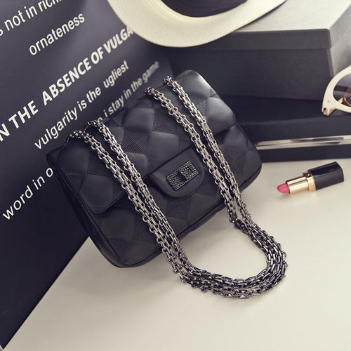 Damen Clutch mit auffälligem Steppmuster und eleganten Kettenakzenten Nord Taschen