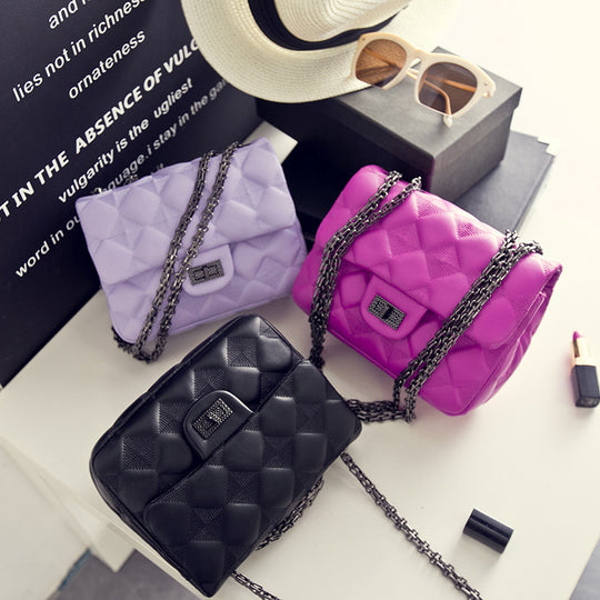 Damen Clutch mit auffälligem Steppmuster und eleganten Kettenakzenten Nord Taschen