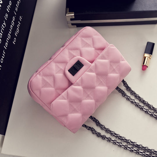 Damen Clutch mit auffälligem Steppmuster und eleganten Kettenakzenten Nord Taschen