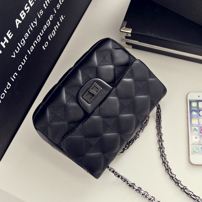 Damen Clutch mit auffälligem Steppmuster und eleganten Kettenakzenten Nord Taschen
