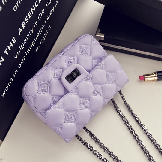 Damen Clutch mit auffälligem Steppmuster und eleganten Kettenakzenten Nord Taschen