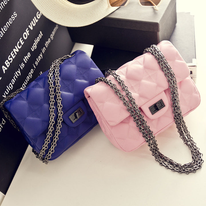 Damen Clutch mit auffälligem Steppmuster und eleganten Kettenakzenten Nord Taschen