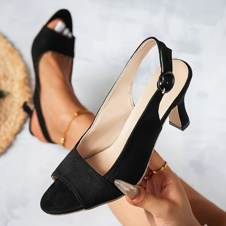 Offene Slingback-Absätze mit verstellbarem Schnallenriemen