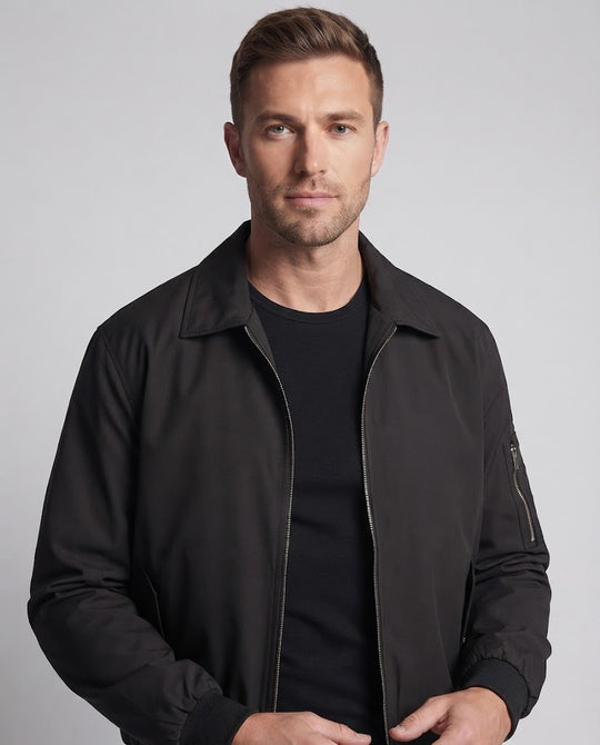 Herren Boxy-Blousonjacke im minimalistischen Utility-Look mit Hemdkragen, durchgehendem Metallzipper und geripptem Saum Nord Taschen