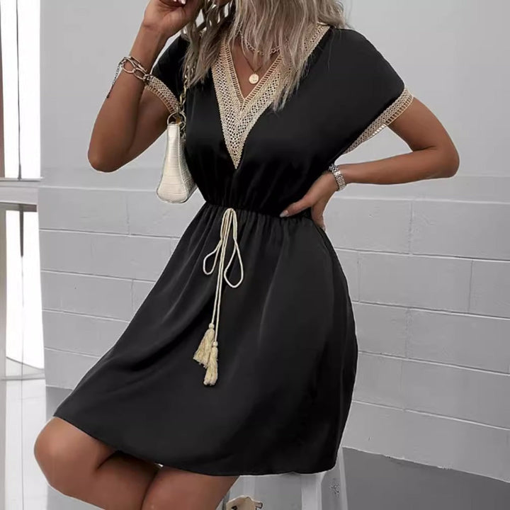 Kleid mit V-Ausschnitt aus Spitze