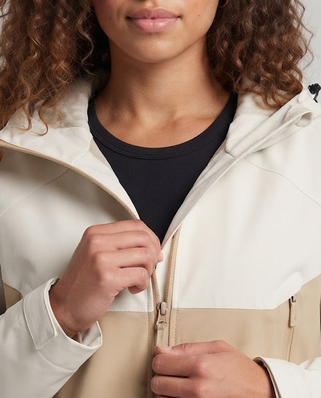 Damen Wasserabweisende zweilagige Softshell‑Regenjacke mit Kapuze und verlängertem Rückensaum Nord Taschen