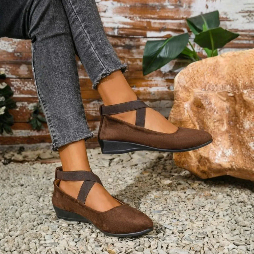Bequeme Schuhe mit elastischen Riemen