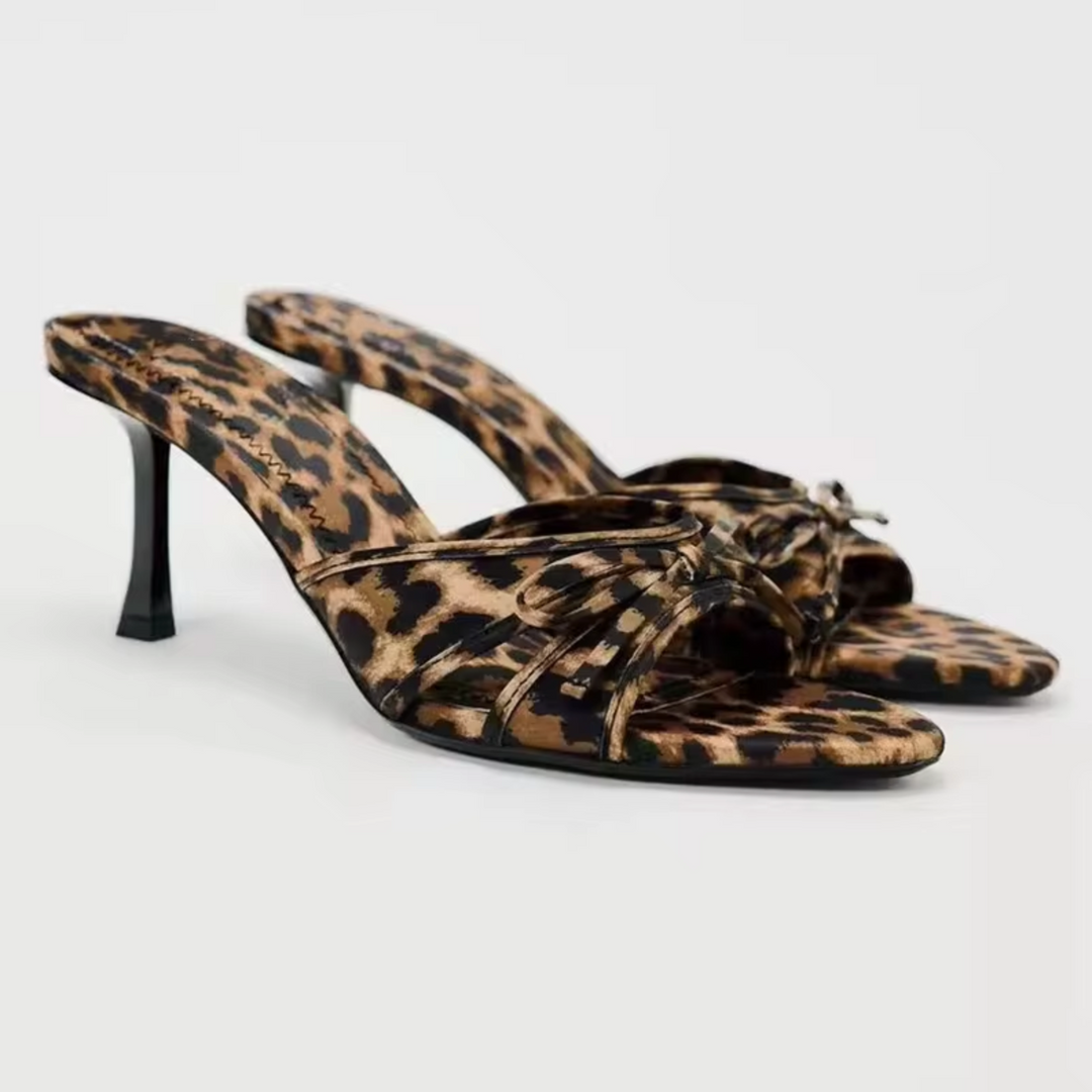 High-Heeled Slippers mit Leopardenmuster