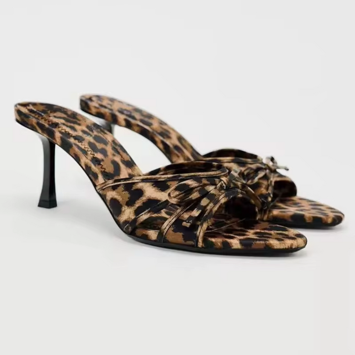 High-Heeled Slippers mit Leopardenmuster