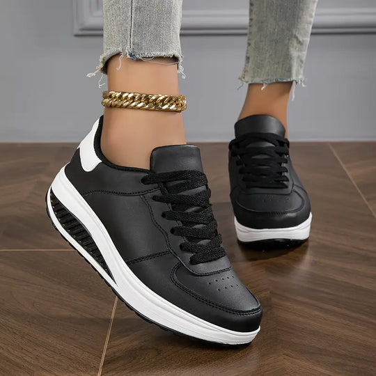 Orthopädische Sneakers mit Keilsohle