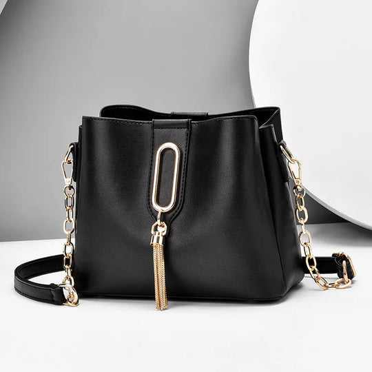 Nord Taschen | Umhängetasche für Damen - Stilvolle Schultertasche mit goldener Kette und modischem Quasten-Detail