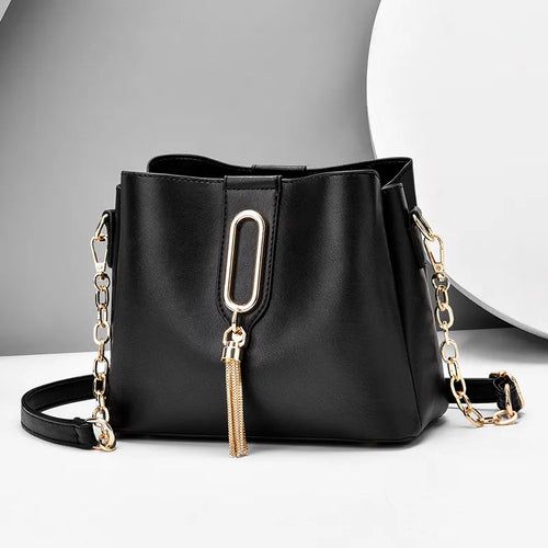 Nord Taschen | Umhängetasche für Damen - Stilvolle Schultertasche mit goldener Kette und modischem Quasten-Detail