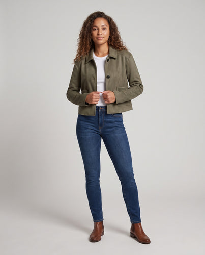 Damen Boxy-Kurzjacke in Velourslederoptik mit Hemdkragen, Raglanärmeln und aufgesetzten Taschen Nord Taschen
