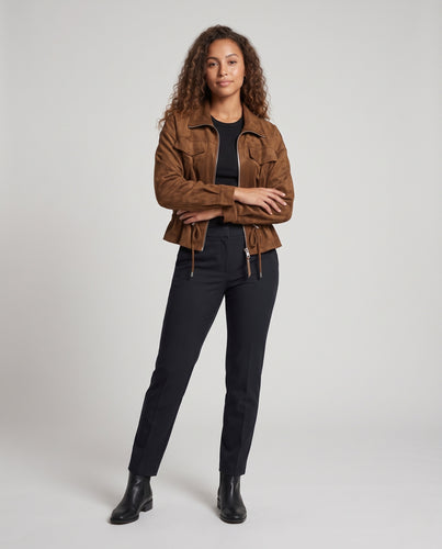 Damen Cropped Blousonjacke im Velours‑Look mit Kordelzugtaillierung und Pattentaschen Nord Taschen