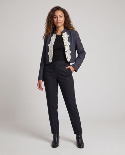 Damen Cropped-Jacke mit ornamentaler Spitzenblende, Stehkragen und Zierknöpfen Nord Taschen