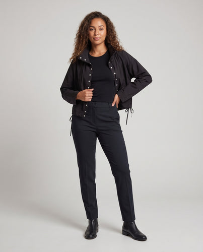 Damen Cropped Kurzjacke mit hohem Stehkragen, Knopfleiste und Tunnelzugsaum Nord Taschen