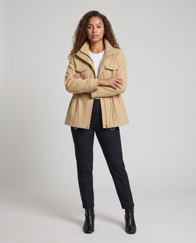 Damen Taillierte Fieldjacke mit Stehkragen, Kordelzug und Pattentaschen Nord Taschen