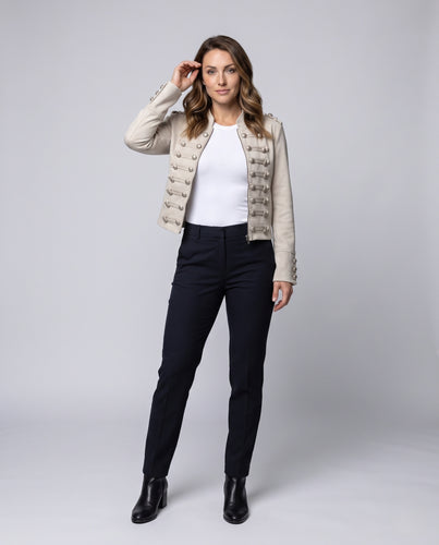 Damen Kurz geschnittene barockinspirierte Militärjacke mit Zierkordeln, Epauletten und Reißverschluss Nord Taschen