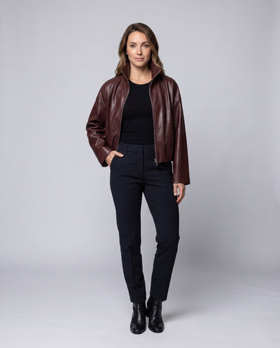 Damen Kurz geschnittene Boxy-Lederjacke mit hohem Stehkragen und durchgehendem Reißverschluss Nord Taschen