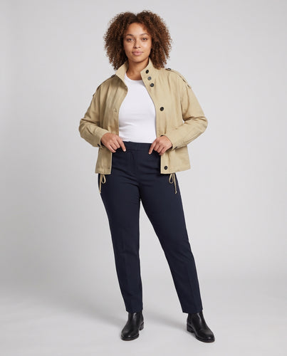 Damen Kurzblouson im Field‑Look mit hohem Stehkragen, Schulterriegeln und Kordelzugsaum Nord Taschen