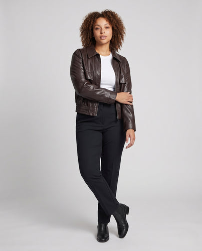 Damen Kurzgeschnittene Kunstlederblousonjacke mit Hemdkragen, Reißverschluss und gerafftem Bund Nord Taschen