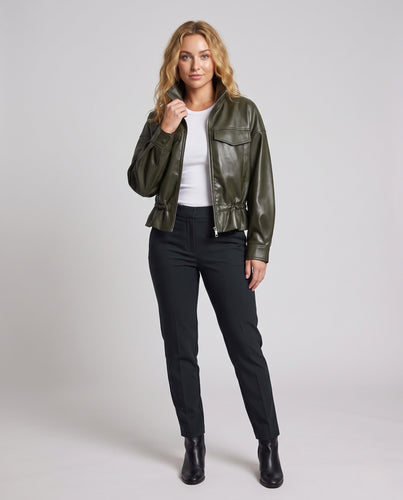 Damen Kurzjacke aus Kunstleder mit Stehkragen, Pattentaschen und Taillenzug Nord Taschen