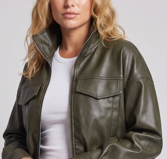 Damen Kurzjacke aus Kunstleder mit Stehkragen, Pattentaschen und Taillenzug Nord Taschen