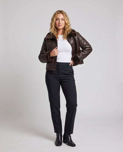 Damen Kurzjacke aus Leder‑Optik mit kuscheligem Teddyfutter, Umlegekragen und aufgesetzten Taschen Nord Taschen