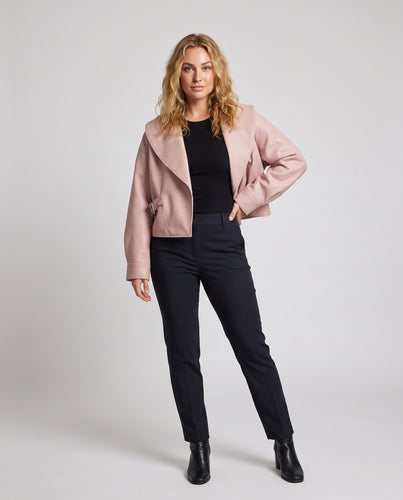 Damen Kurzjacke aus Lederoptik mit übergroßem Schalkragen und Taillenriegel Nord Taschen