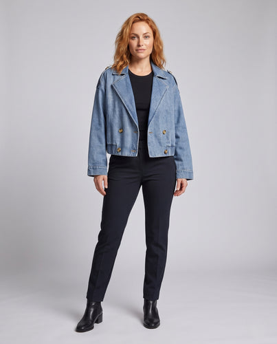 Damen Kurzjacke im Jeans‑Trenchstil mit doppelreihiger Knopfleiste, Epauletten und elastischem Saum Nord Taschen