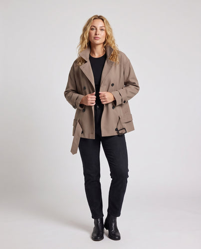 Damen kurzer doppelreihiger Trenchcoat mit hohem Stehkragen und Taillengürtel Nord Taschen