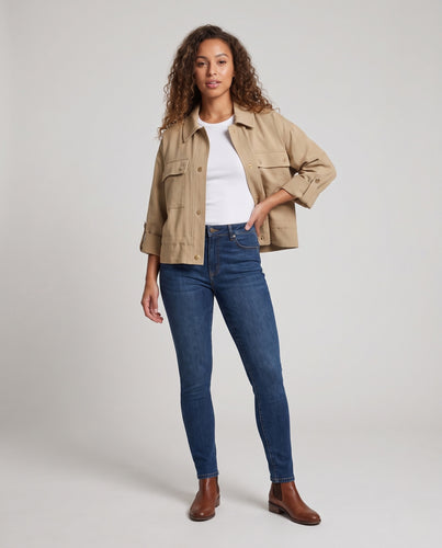Damen Kurzjacke im Oversized‑Utility‑Stil mit Druckknopfleiste und aufgesetzten Brusttaschen Nord Taschen