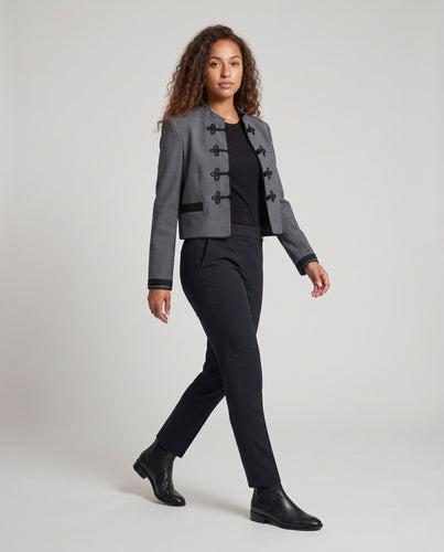 Damen Kurzjacke mit Mandarinkragen und dekorativen Knotenverschlüssen Nord Taschen