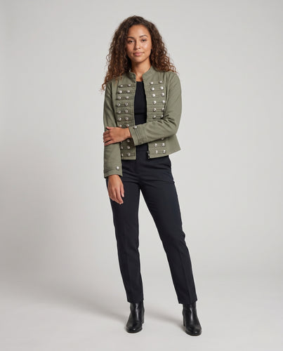 Damen Taillierte Denim‑Militärjacke mit Stehkragen und ornamentaler Knopfleiste Nord Taschen