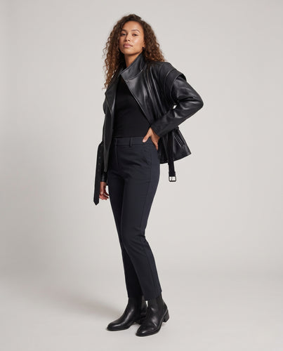 Damen Taillierte Kunstlederjacke mit hohem Stehkragen asymmetrischem Reißverschluss und Bindegürtel Nord Taschen
