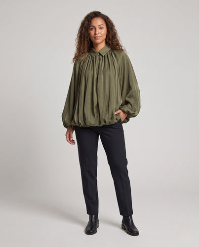 Damen Weites Plissiertes Blusen-Cape aus seidigem Fall mit Stehkragen und Ballon-Saum Nord Taschen
